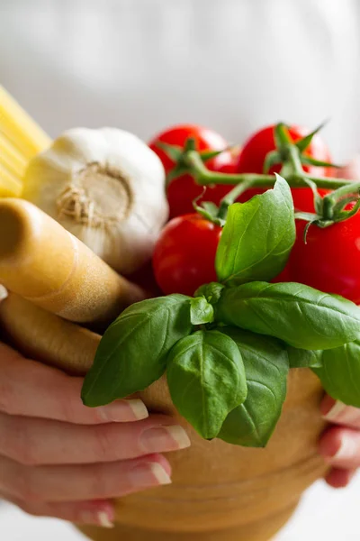 Ingredientes para cocinar pasta. Tomates, Albahaca fresca, Ajo, Espaguetis — Foto de Stock