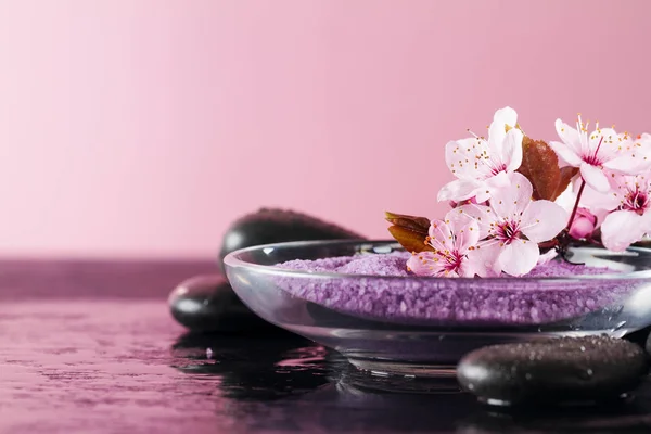 Vackra rosa Spa blommor på Spa heta stenar på vatten våta bakgrund — Stockfoto