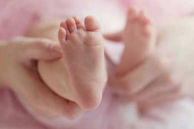 Anne closeup sevimli minik bebek ayaklar, tutan eller bebek gösterilen