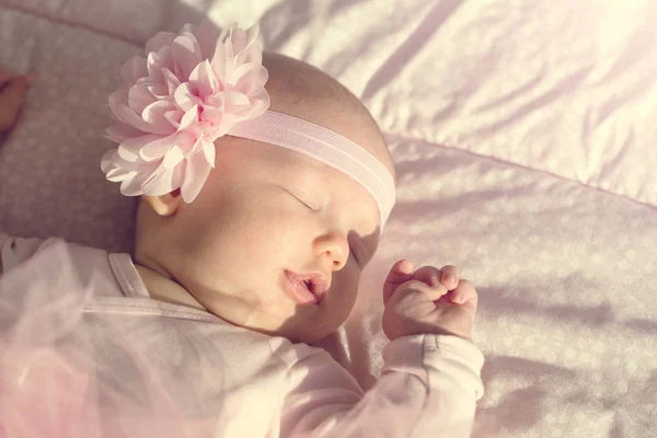 小さなかわいい赤ちゃん女の子と手を握ってそれ彼女のベッドで眠る — ストック写真