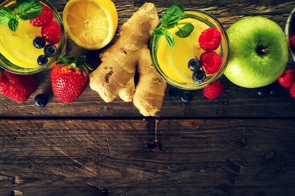 Sabrosos ingredientes hermosos frutas para hacer bebidas desintoxicantes saludables — Foto de Stock
