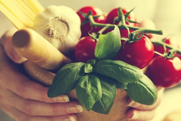 Ingredienti per la cottura della pasta. Pomodori, Basilico fresco, Aglio, Spaghetti — Foto Stock