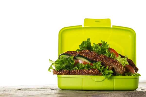Sándwich vegano vegetariano sano sabroso en la caja del almuerzo en la tabla de madera — Foto de Stock