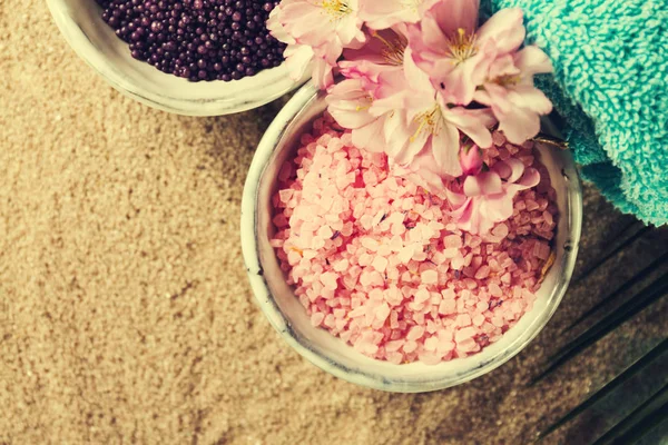 Курорт. Close up of beautiful Spa Products - Spa Salt and Flowers — стоковое фото