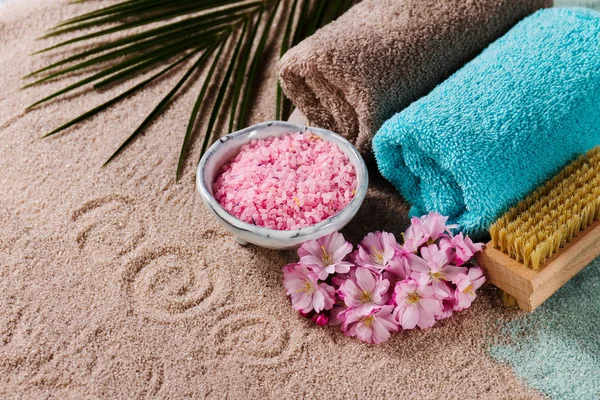 Курорт. Close up of beautiful Spa Products - Spa Salt, Towel — стоковое фото