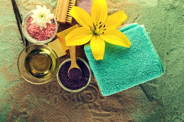 Курорт. Close up of beautiful Spa Products - Spa Salt, Towel — стоковое фото
