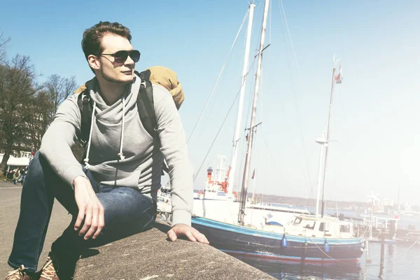 Concepto de viaje o vacaciones. Viajero de cerca mirando hacia el futuro. Viajero — Foto de Stock