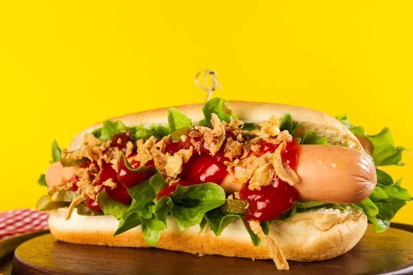 Beautiful Tasty classic traditional hot dog with sausages and ke — Stock Photo, Image