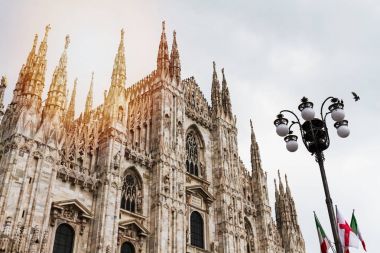 Güzel panoramik büyük sokak ile Milano Duomo Meydanı