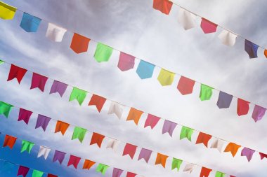 Tatil için dışarı asılı ip üzerinde renkli bayrakları küçük şirin
