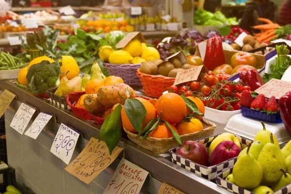 Különféle ízletes természetes gyümölcs és zöldség, az olasz piacon — Stock Fotó
