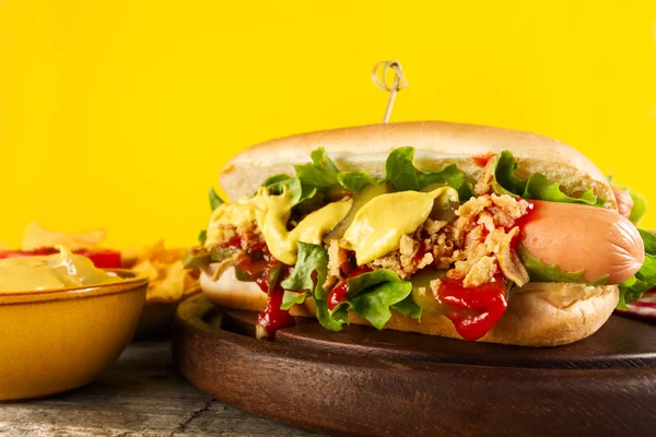 Gustoso classico hot dog americano tradizionale con salsicce e ketchup — Foto Stock