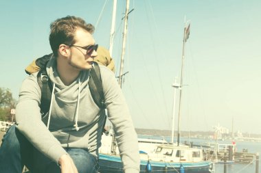 Seyahat ya da tatil kavramı. İleriye baktığımızda Closeup gezgin. Seyahat. 