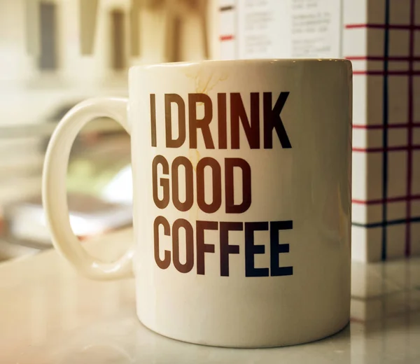 Leckerer Kaffee in der Tasse auf dem Tisch im Café. Tageslicht. — Stockfoto