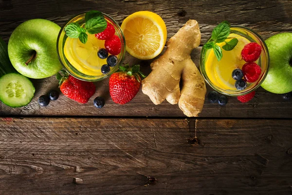 Sabrosos ingredientes hermosos frutas para hacer bebida desintoxicante saludable . — Foto de Stock