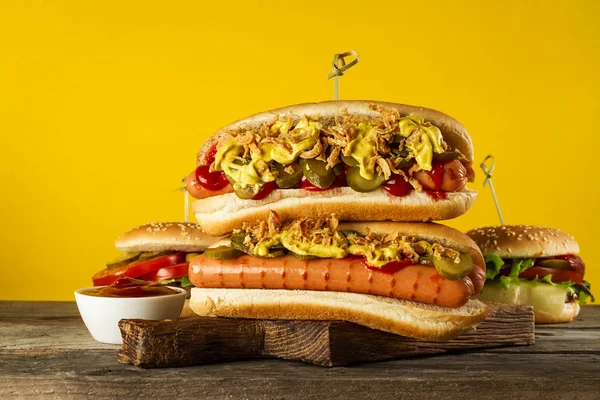 Gustoso classico hot dog tradizionale su tavola di legno . — Foto Stock