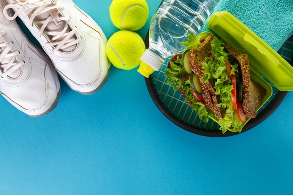 Vida Saludable Concepto Deportivo. Toalla, bocadillo saludable y botella . — Foto de Stock