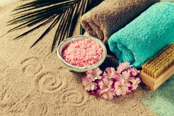 Курорт. Close up of beautiful Spa Products - Spa Salt, Towel . — стоковое фото