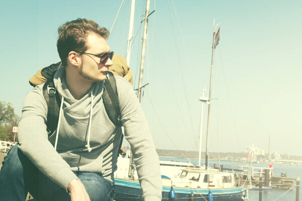 Концепция путешествия или отдыха. Путешественник крупным планом смотрит вперед. Поездки
. 