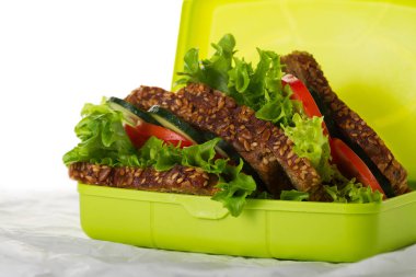 Lezzetli sağlıklı vejetaryen Vegan beslenme çantası beyaz masada sandviçte.