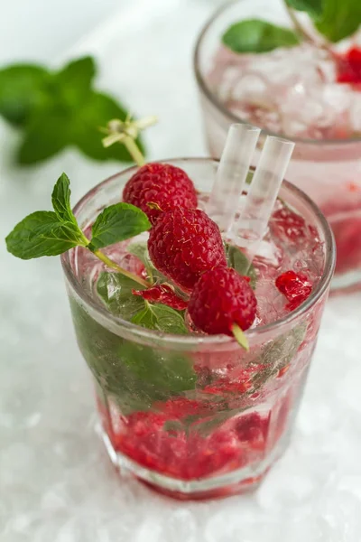 Savoureuse limonade fraîche froide à la framboise, menthe, glace — Photo