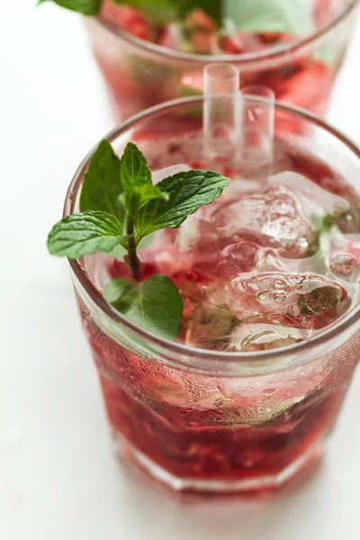 Minuman dingin limun segar dengan raspberry, mint, es — Stok Foto