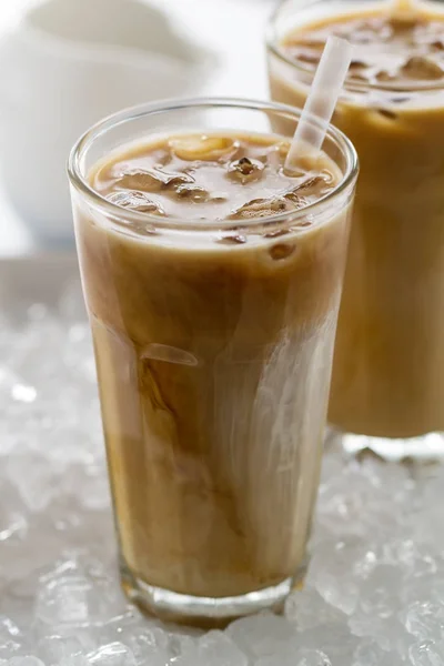 Вкусный прохладительный напиток с кофе, молоком и льдом в стакане — стоковое фото