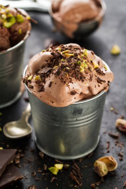 Lezzetli iştah açıcı krem çikolata dondurma ile Antep fıstığı