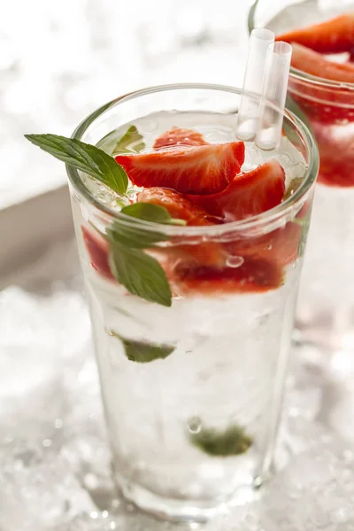 Minuman dingin segar dengan es, air, mint dan strawberry — Stok Foto