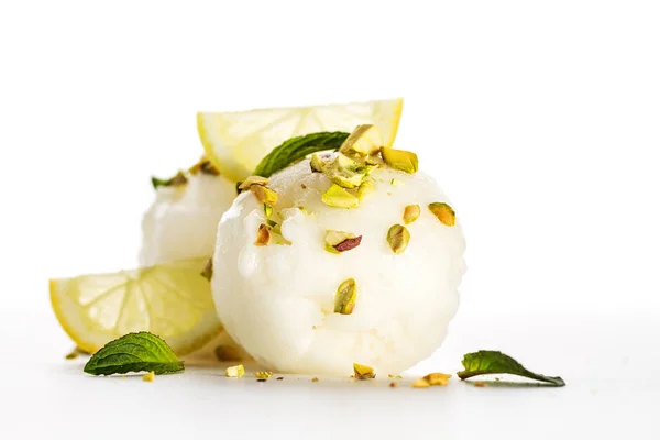 Gustose palline di sorbetto di ghiaccio al limone decorate appetitose con limone — Foto Stock