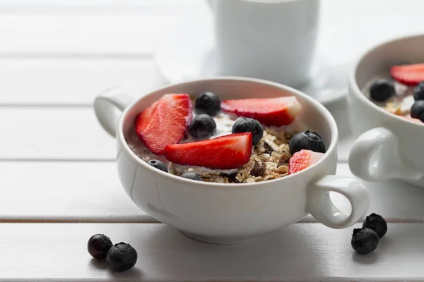 Sabroso y colorido desayuno con avena, yogur, fresa, arándanos — Foto de Stock