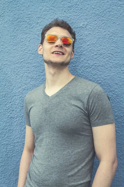 Bastante guapo joven hipster con gafas de sol sonriendo riendo — Foto de Stock
