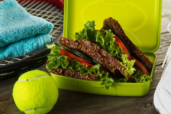 Vida Saludable Concepto Deportivo. Zapatillas con Bolas de Tenis, Saludables — Foto de Stock