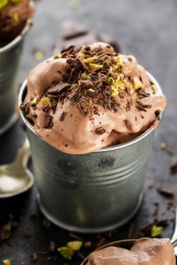 Lezzetli iştah açıcı krem çikolata dondurma ile Antep fıstığı s