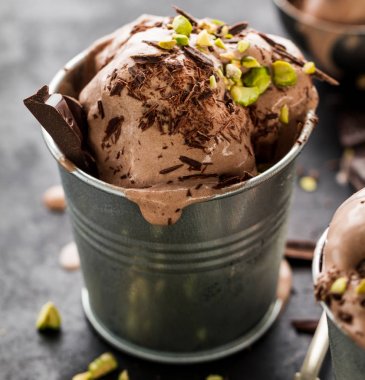 Lezzetli iştah açıcı krem çikolata dondurma ile Antep fıstığı s