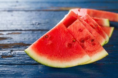 Dilimli karpuz portre. Eski rustik mavi masa birçok dilimleri