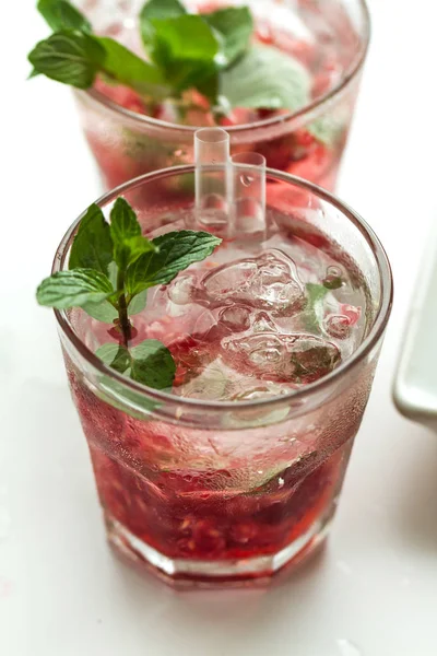 Minuman dingin limun segar dengan raspberry, mint, es — Stok Foto