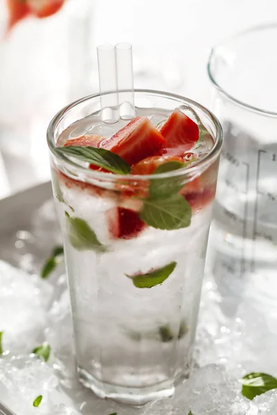 Minuman dingin segar dengan es, air, mint dan strawberry — Stok Foto