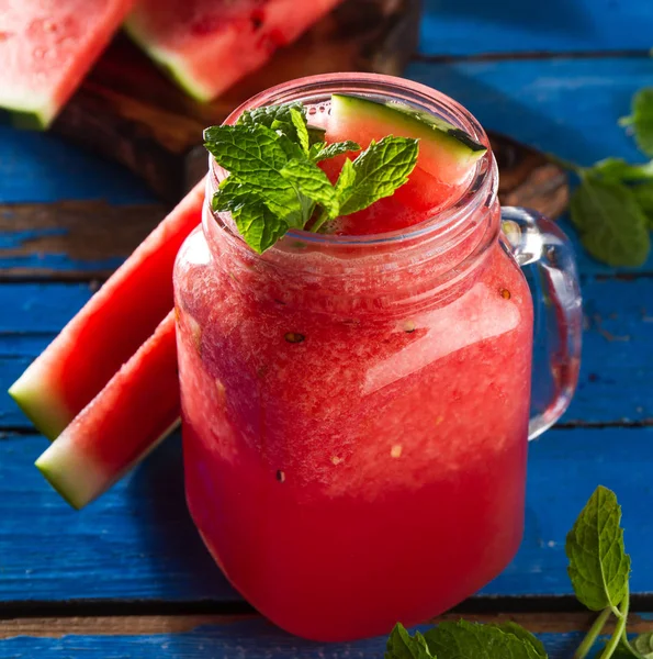 Ízletes friss étvágygerjesztő görögdinnye ital-turmix menta — Stock Fotó