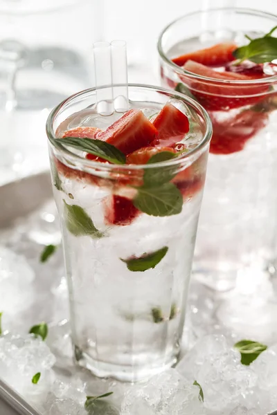 Minuman dingin segar dengan es, air, mint dan strawberry — Stok Foto