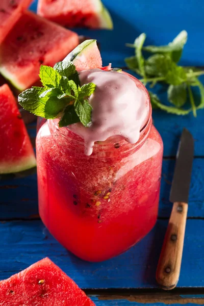 Sabor fresco apetitoso smoothie bebida melancia com hortelã — Fotografia de Stock