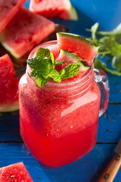 Rasanya segar menenangkan semangka minum smoothie dengan mint di bl — Stok Foto