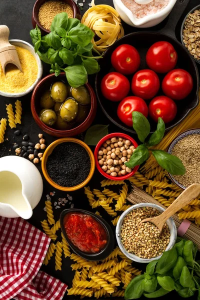 Mat bakgrund matkoncept med olika välsmakande färska råvaror — Stockfoto