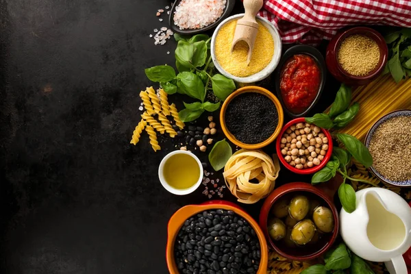 Essen Hintergrund Food-Konzept mit verschiedenen leckeren frischen Zutaten — Stockfoto