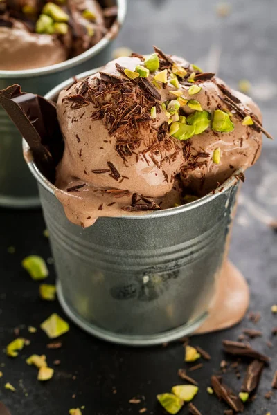 Sabroso apetitoso helado de chocolate cremoso con pistachos en s — Foto de Stock