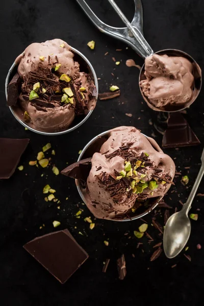 Sabroso y apetitoso helado de chocolate con menta y pistachos en — Foto de Stock