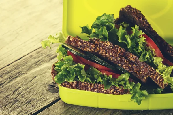 Sándwich vegano vegetariano sano sabroso en la caja del almuerzo en la tabla de madera — Foto de Stock