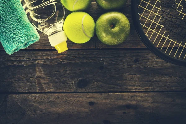 Έννοια άθλημα υγιή ζωή. Πάνινα παπούτσια με μήλα, πετσέτα και ένα μπουκάλι — Φωτογραφία Αρχείου
