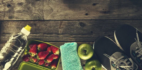 Pojęcie sportu zdrowego stylu życia. Trampki z jabłek, ręcznik i butelki — Zdjęcie stockowe
