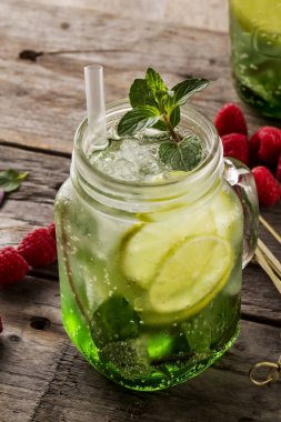 Lezzetli soğuk taze içecek limonata limon, nane, ahududu, buz ile